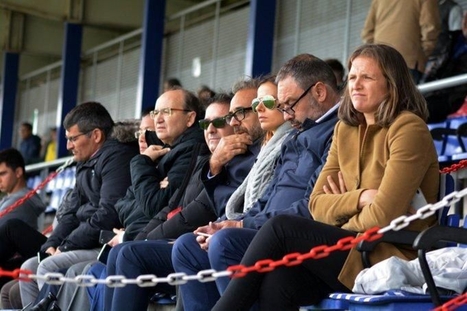 Irina Dmitrukha, con gafas, entre Blázquez y Jesús Gómez. A los flancos, Castro y la directora de fútbol femenino, Amparo.