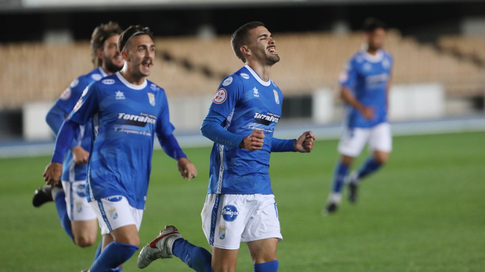 Juanito celebra el gol que anotó esta temporada al Conil