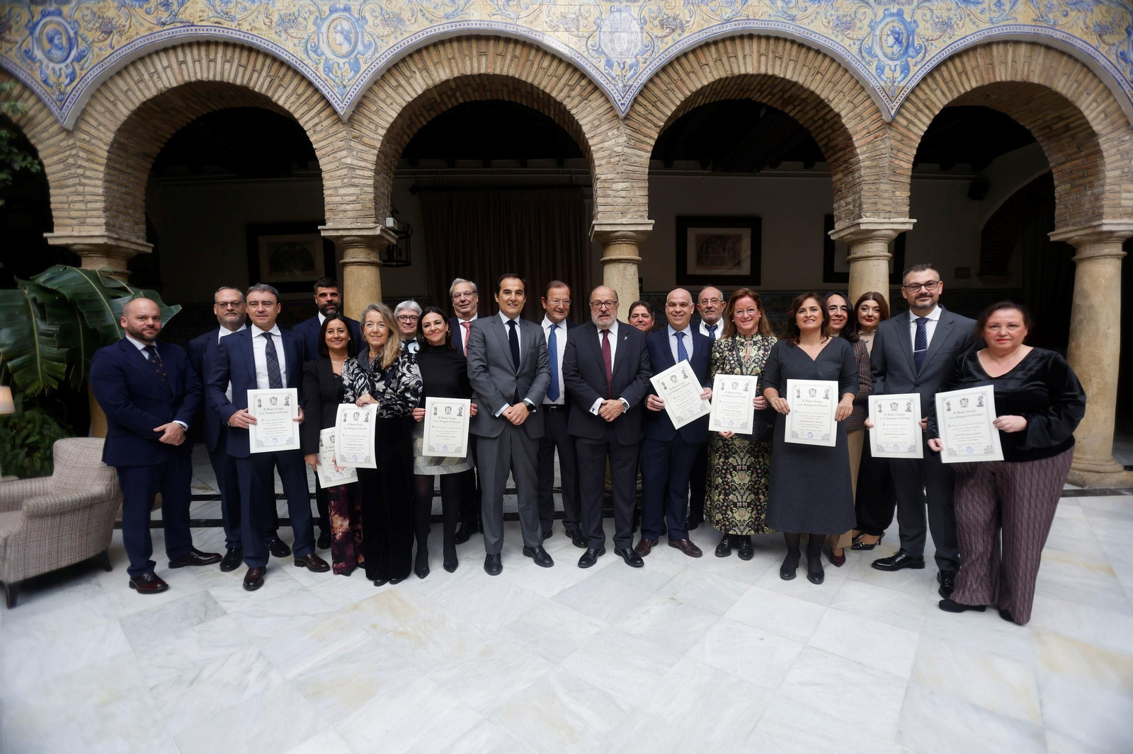 José Antonio Nieto, con el decano del Colegio de Abogados y los colegiados que cumplen 25 y 50 años de ejercicio.