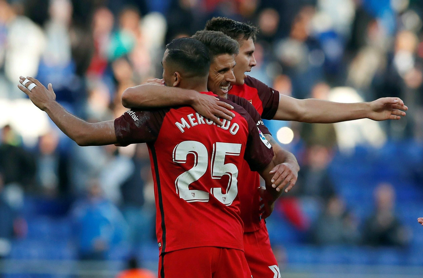 Mercado, Carriço y Wöber se abrazan al finalizar el partido en señal de alegría.