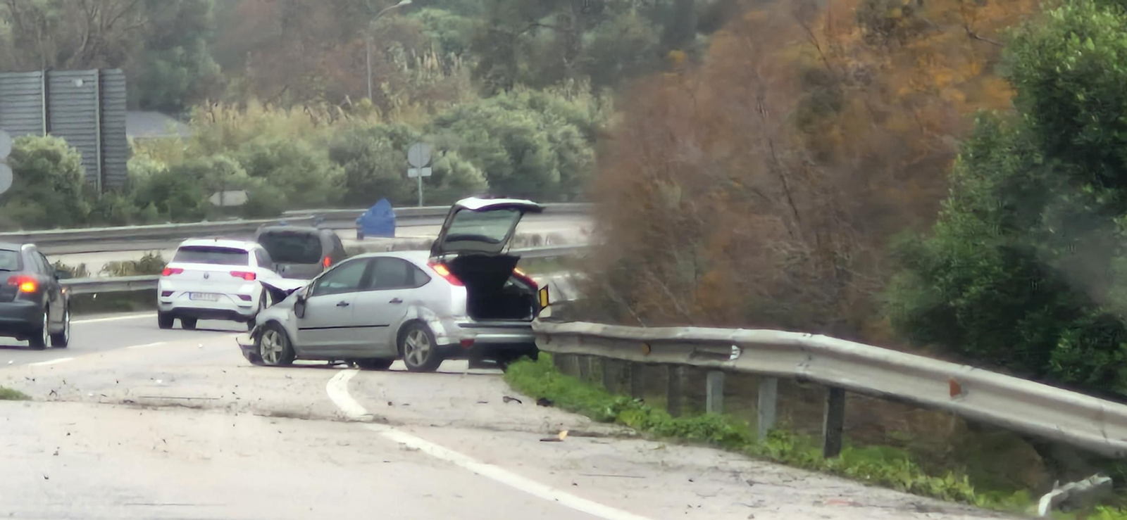 Un coche hace aquaplaning en la A-381 a la altura de Los Barrios durante la borrasca Herminia.