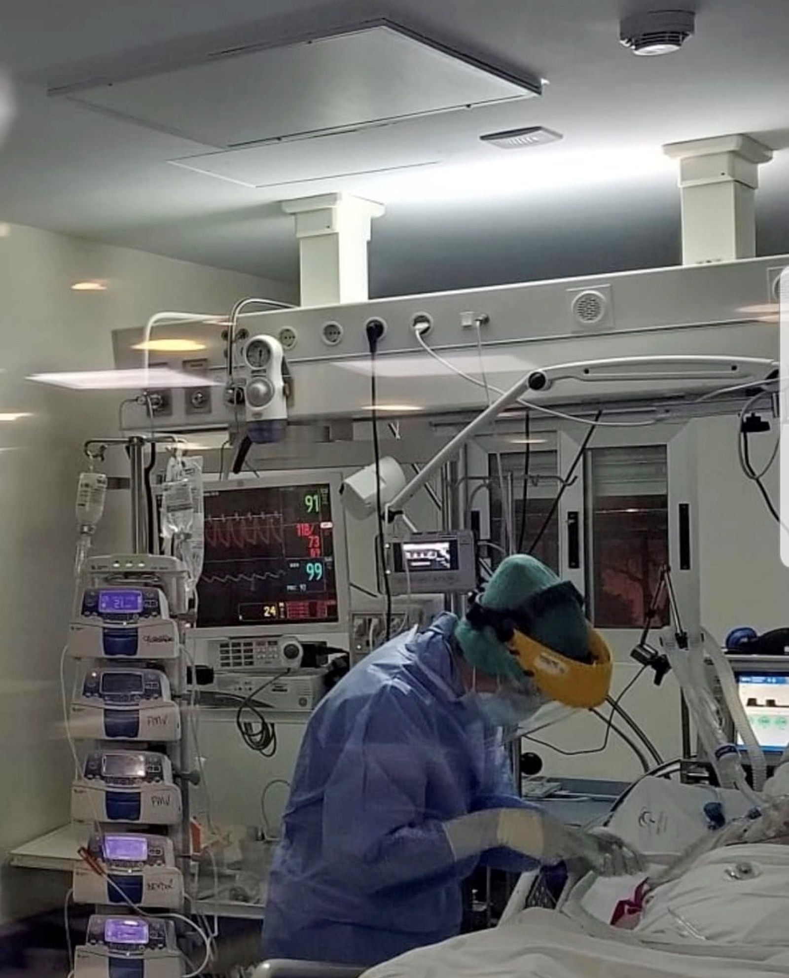 Los profesionales de la UCI del Macarena durante el cuidado de la joven.