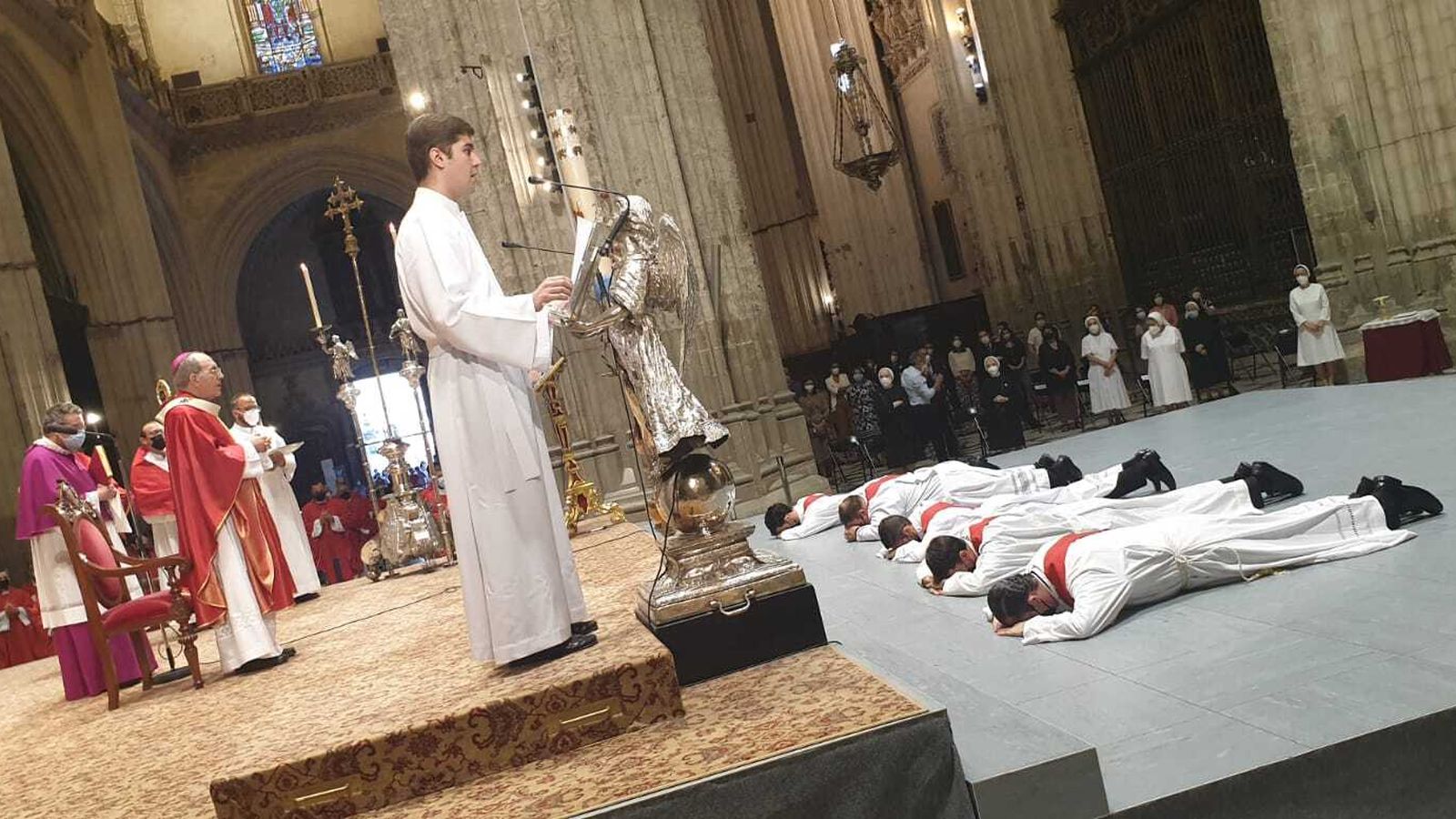 La ceremonia de ordenación de los nuevos sacerdotes.