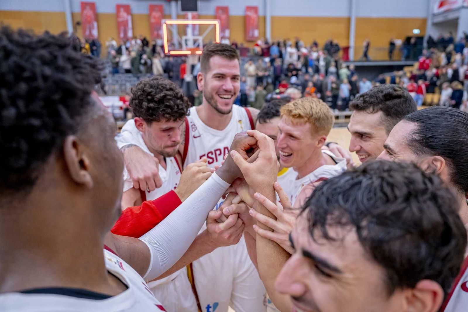 Cómodo inicio de la España de Chus Mateo con un buen Alberto Díaz