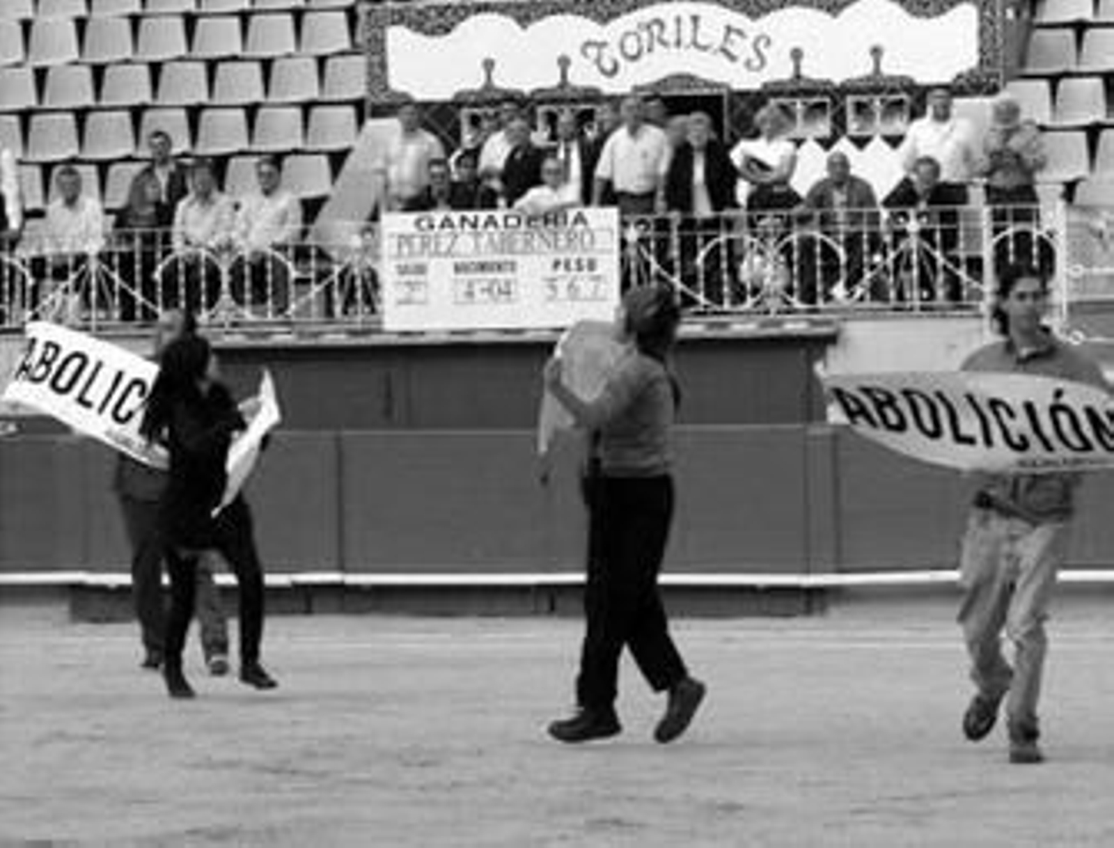 Un grupo de antitaurinos en el ruedo de la plaza de toros de Barcelona el pasado mes de junio.