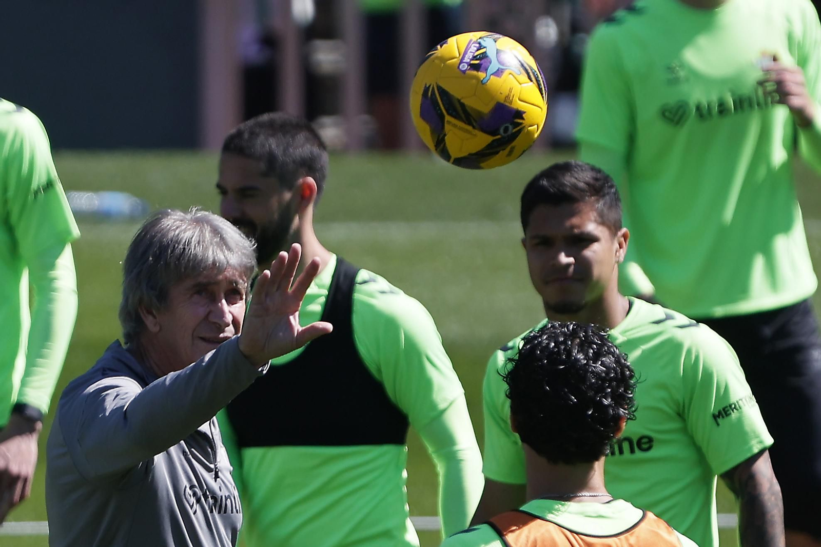 Las imágenes del gran ambiente en el entrenamiento del Betis