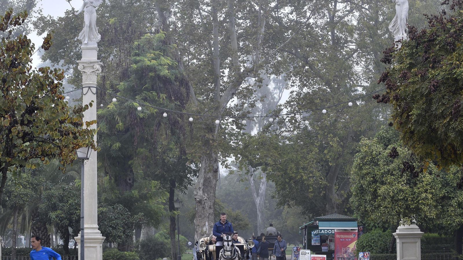 Dos de las victorias aladas de la Plaza de América.