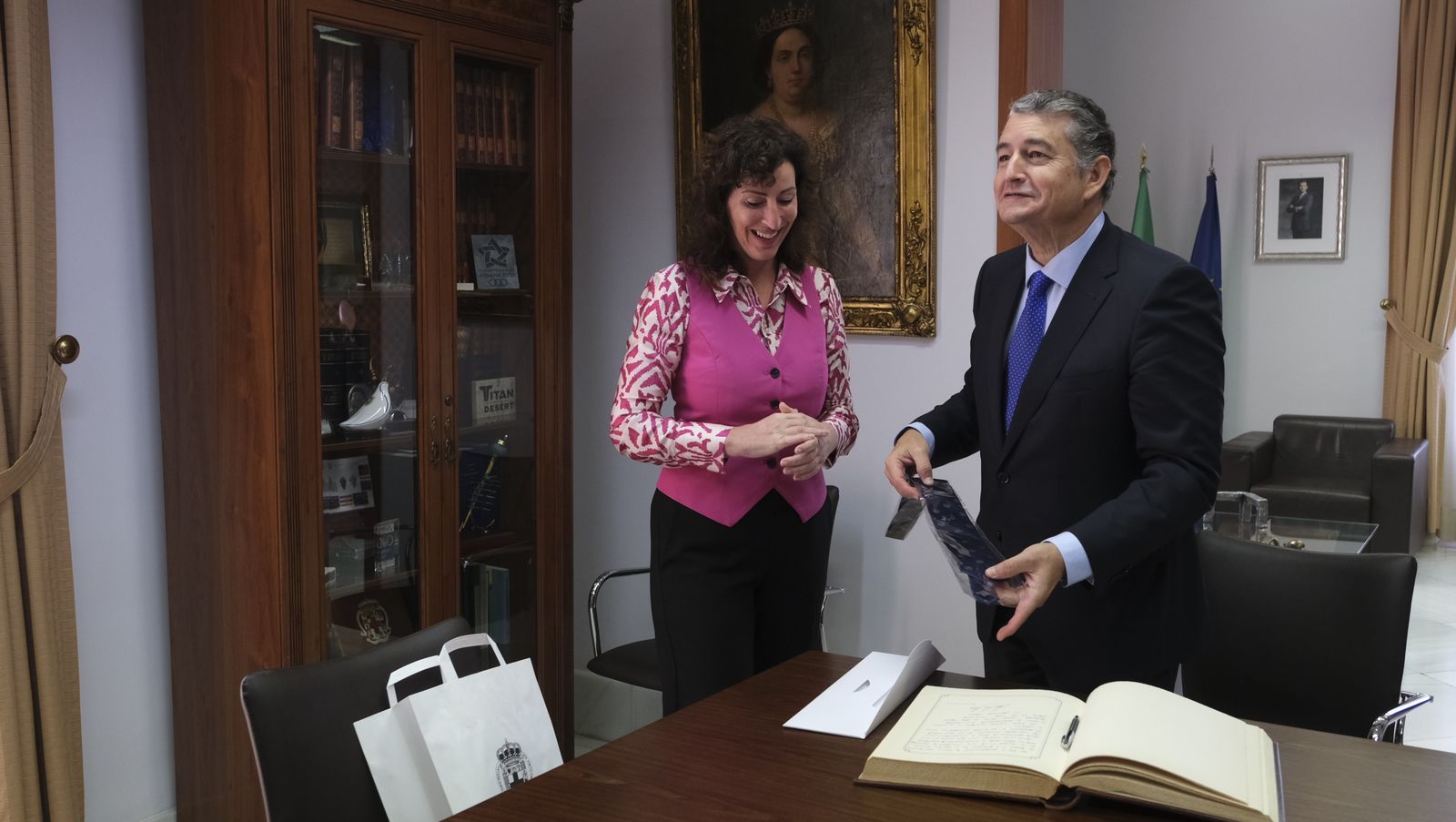 Imágenes de la visita del Consejero de Presidencia, Antonio Sanz, a la Alcaldía de Almería
