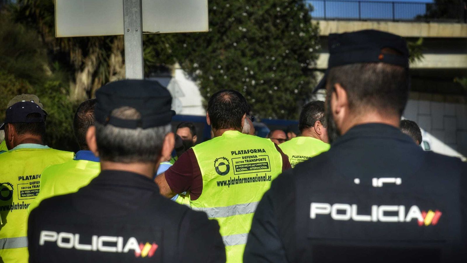 Dos agentes de la Policía Nacional vigilando el transcurso del paro.