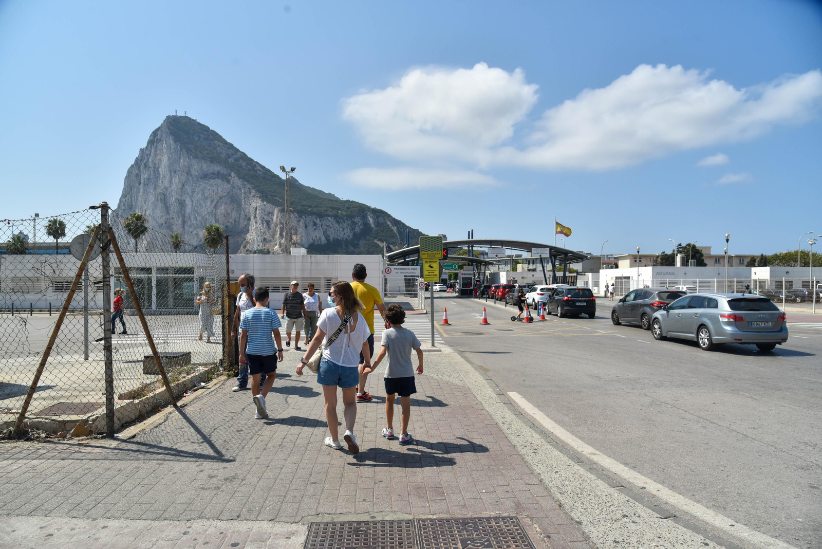 Ciudadanos se encaminan hacia la aduana de Gibraltar desde La Línea