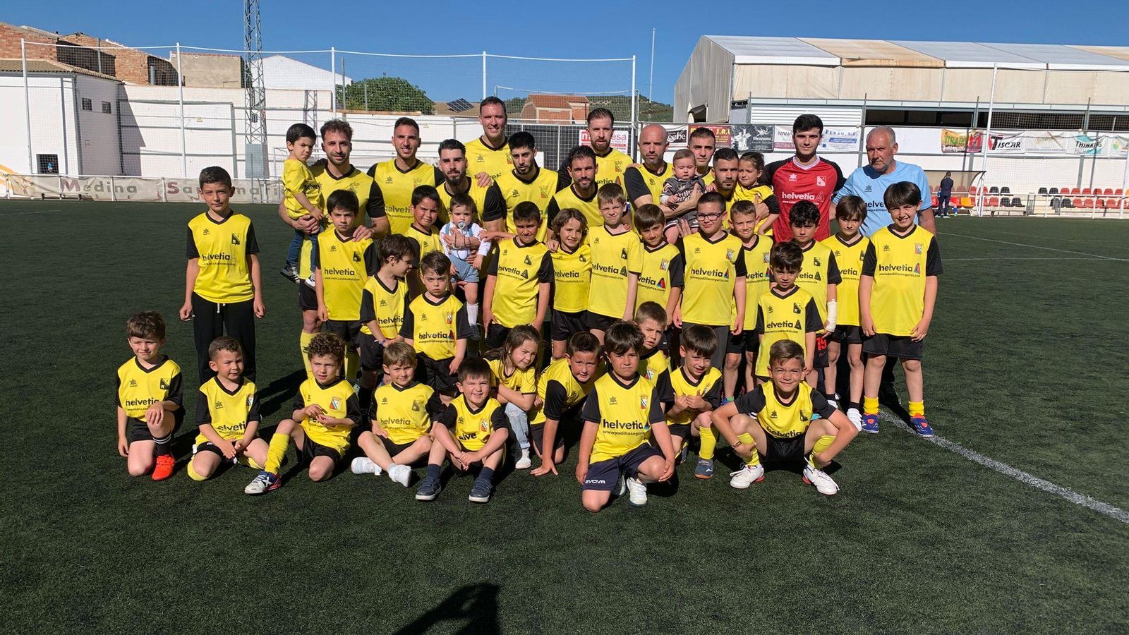 Alineación del conjunto begijeño, con jugadores de sus categorías inferiores.