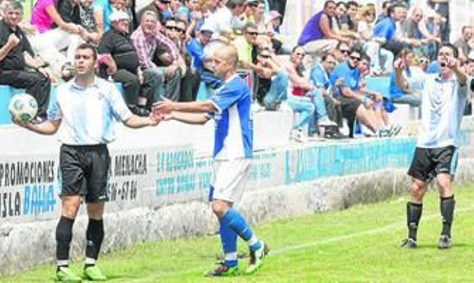 Albi, con el balón en las manos, protesta ante el ex algecirista Castillo.