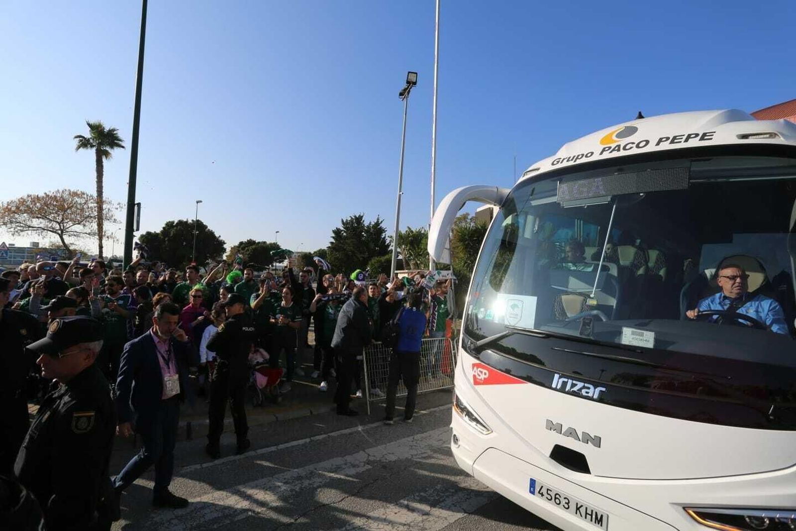 El recibimiento de la afición al Unicaja a su llegada al Martín Carpena para jugar la final de la Copa Del Rey
