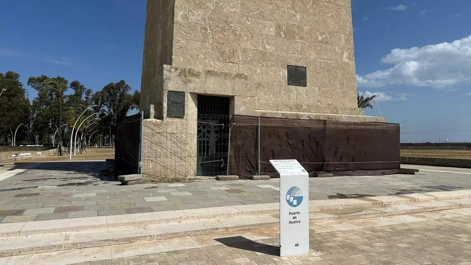 Valla colocada en la base del monumento para realizar las labores de rehabilitación y limpieza.