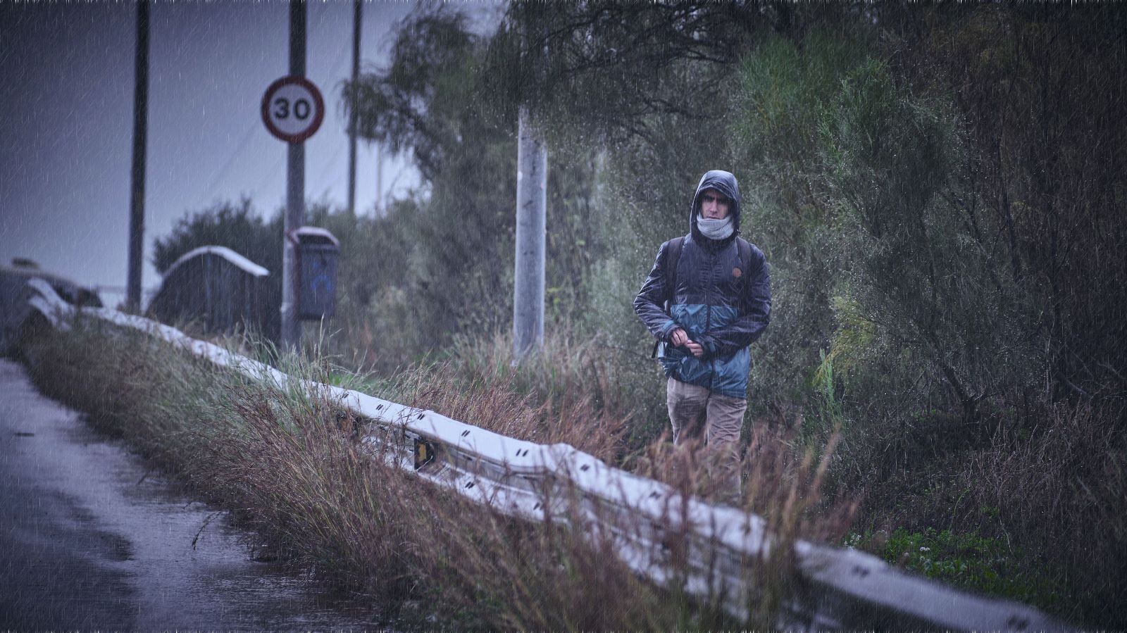Un joven andando  cerca del Campus de Puerto Real