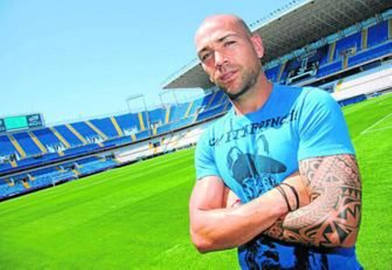 Manolo posa sobre el césped de La Rosaleda.