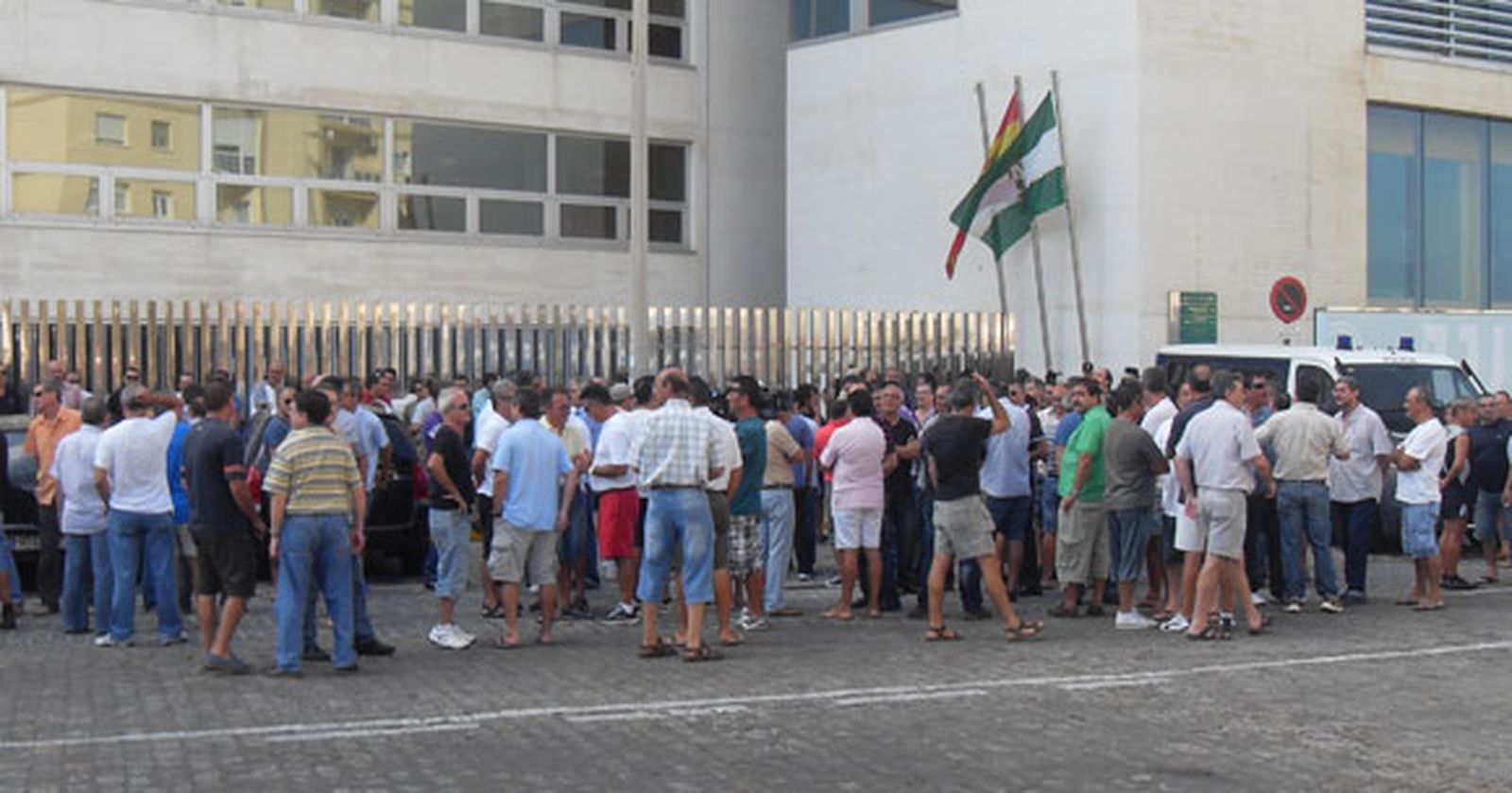 Extrabajadores de Delphi se concentran para pedir respuestas a su futuro