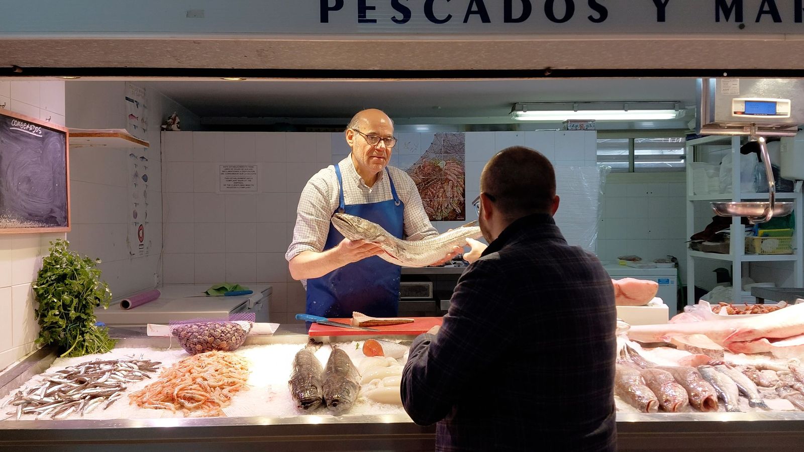 Entre gambas y pavos rellenos: la Navidad se cocina en el Mercado de los Remedios