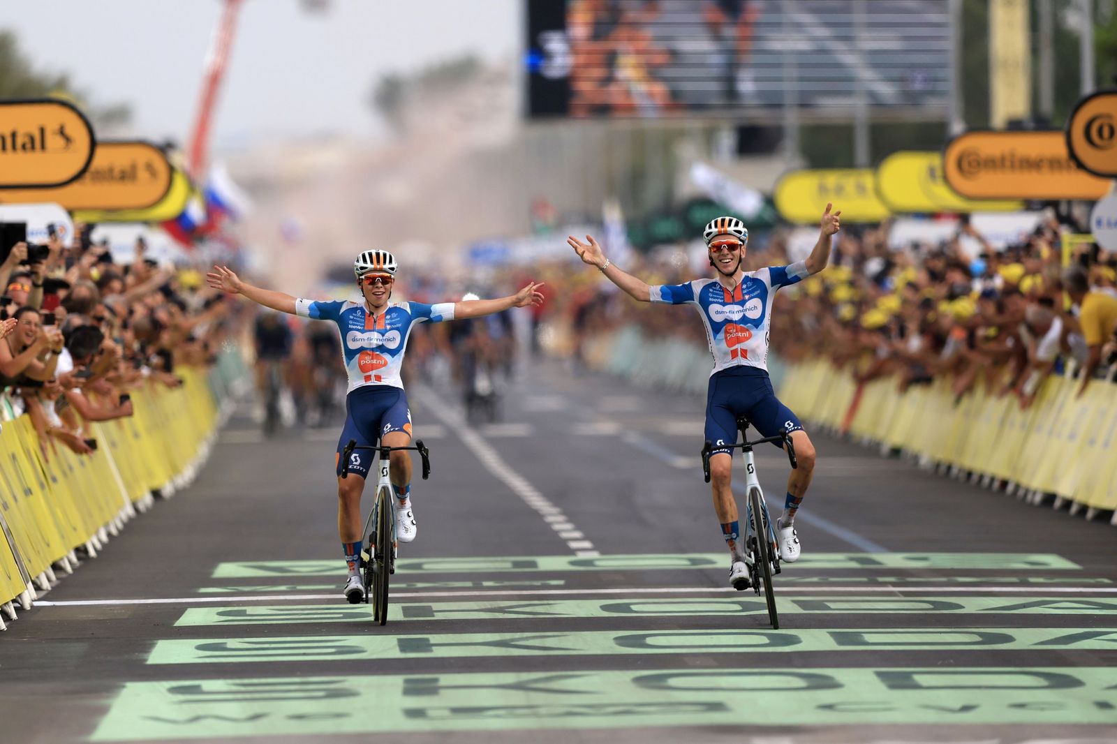 Romain Bardet alza los brazos en la meta junto a su compañero de equipo Frank van den Broek.