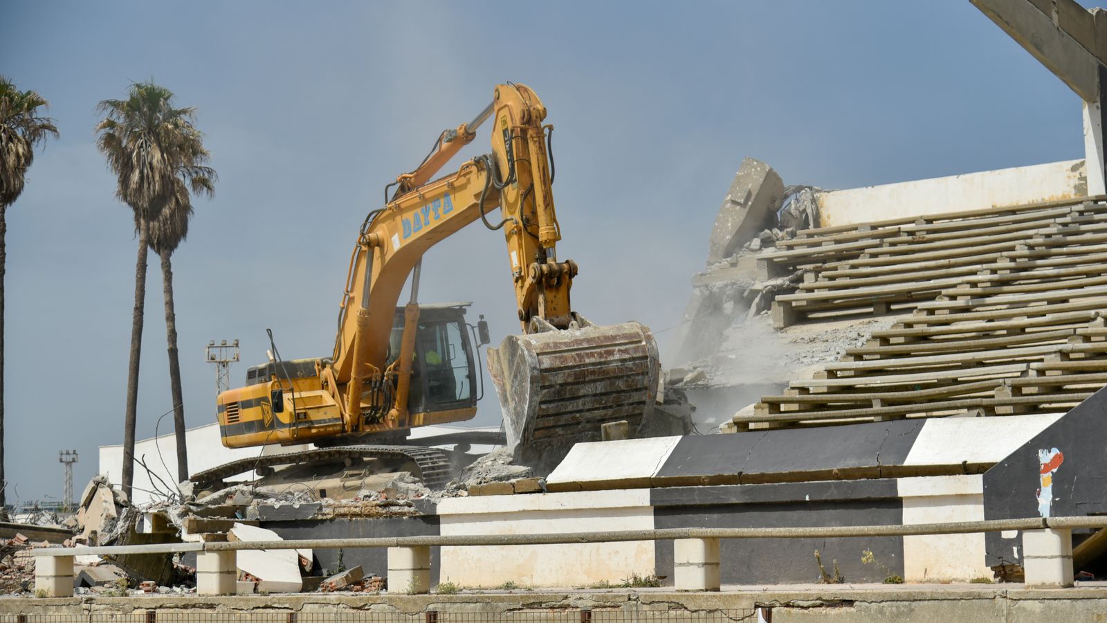 Las fotos del derribo del Estadio Municipal de la Línea