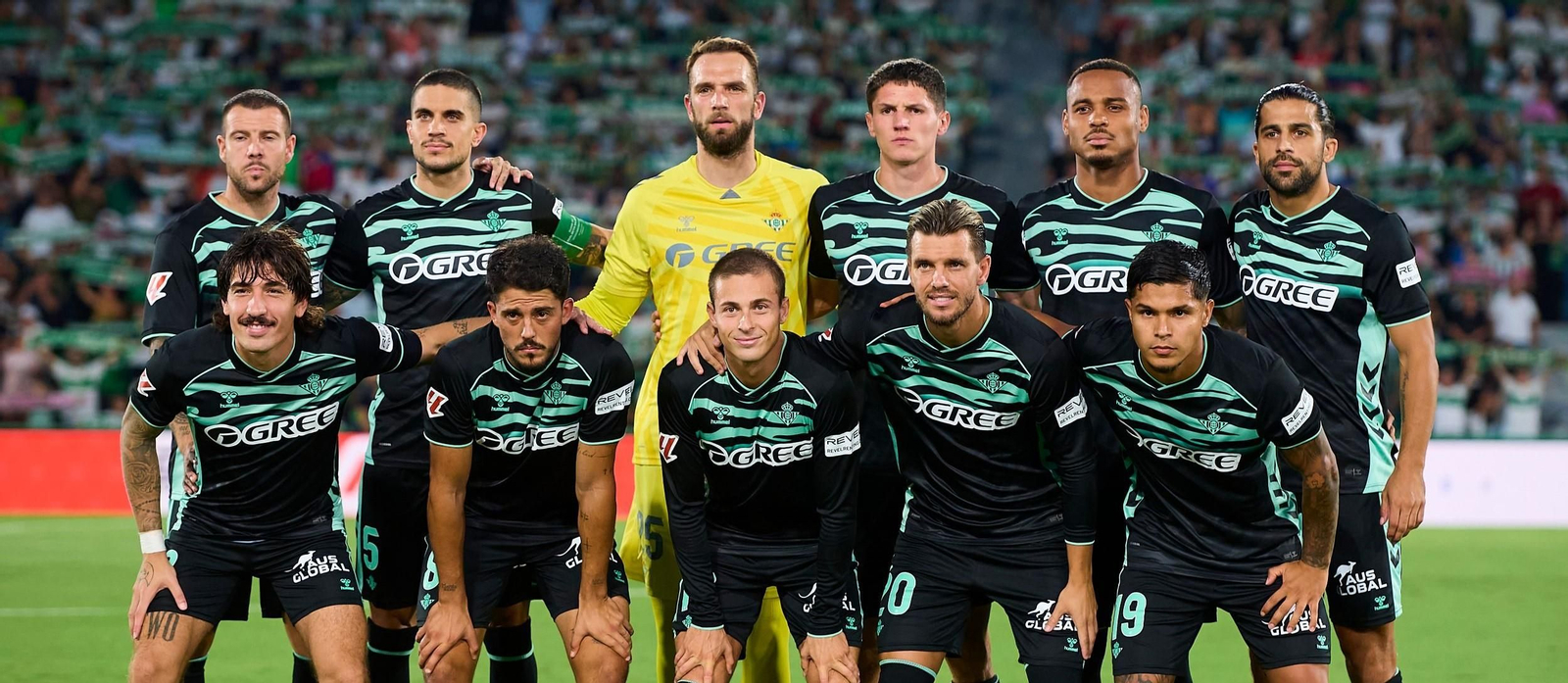 El primer Betis 25-26 en la Liga posa antes de comenzar el partido contra el Elche.
