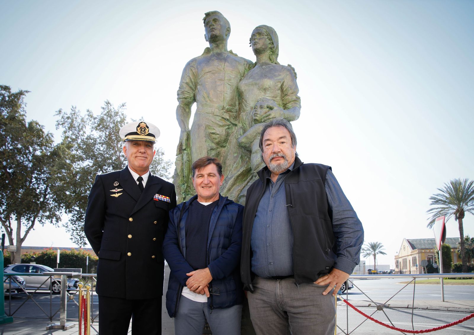 Imágenes de la inauguración sobre escultura ‘Familia Marinera’, del escultor Francisco Javier Galán, en homenaje a las familias de pescadores en Pescadería-La Chanca