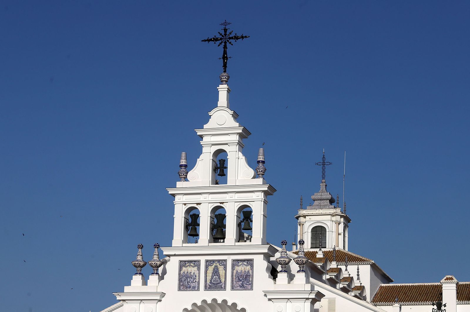 ‘Las espadañas de Huelva y su provincia’, seis rutas por la geografía onubense // Espadaña del Santuario de Nuestra Señora del Rocío