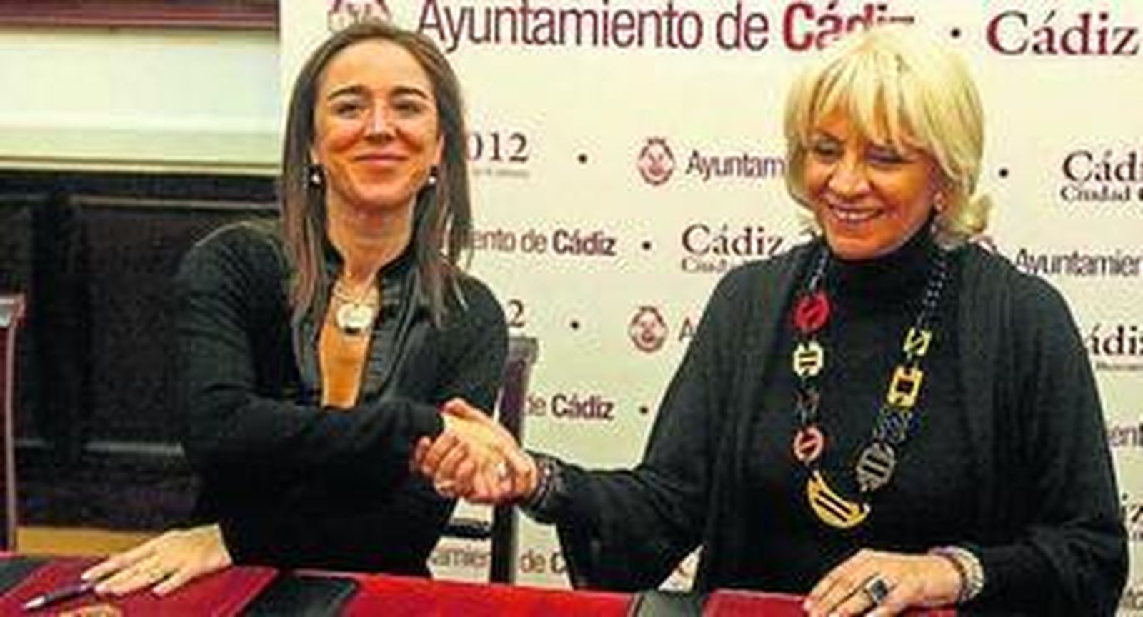 Teófila Martínez y Rosa Santos firmaron ayer el convenio.