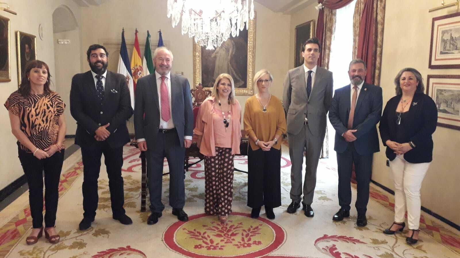 La alcaldesa, Mamen Sánchez, y los delegados Laura Álvarez y Rubén Pérez, junto a Rafael Pérez, Carmen Martín y Willy Pérez (Reyes Magos 2020), José Manuel García (Gran Visir),  y Gemma García Bermúdez, presidenta de la Asociación de Reyes Magos de Jerez.
