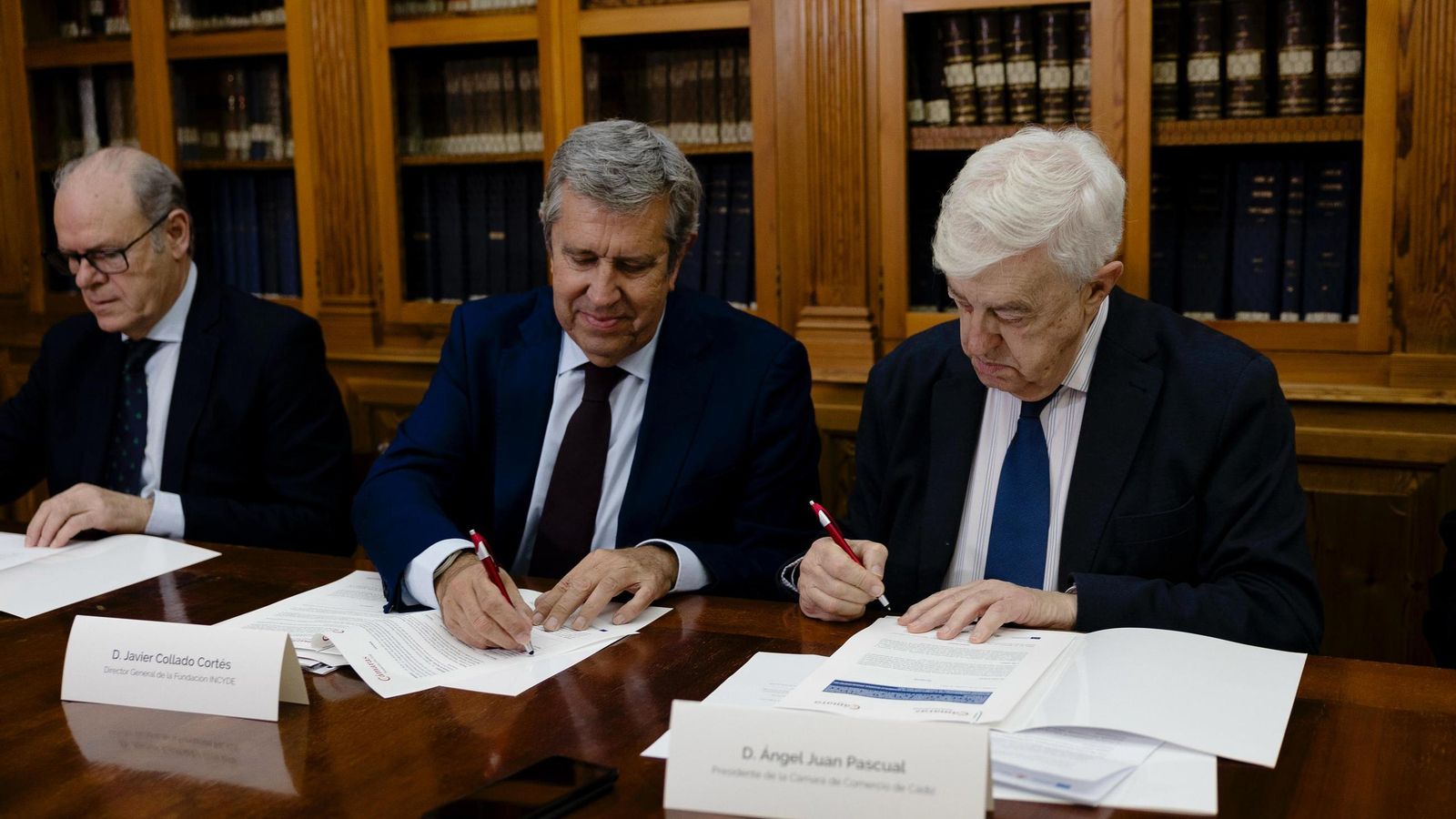 Javier Collado (centro.) y Ángel Juan Pascual (d.) firman el convenio para la creación del vivero de empresa Espacio CREA.