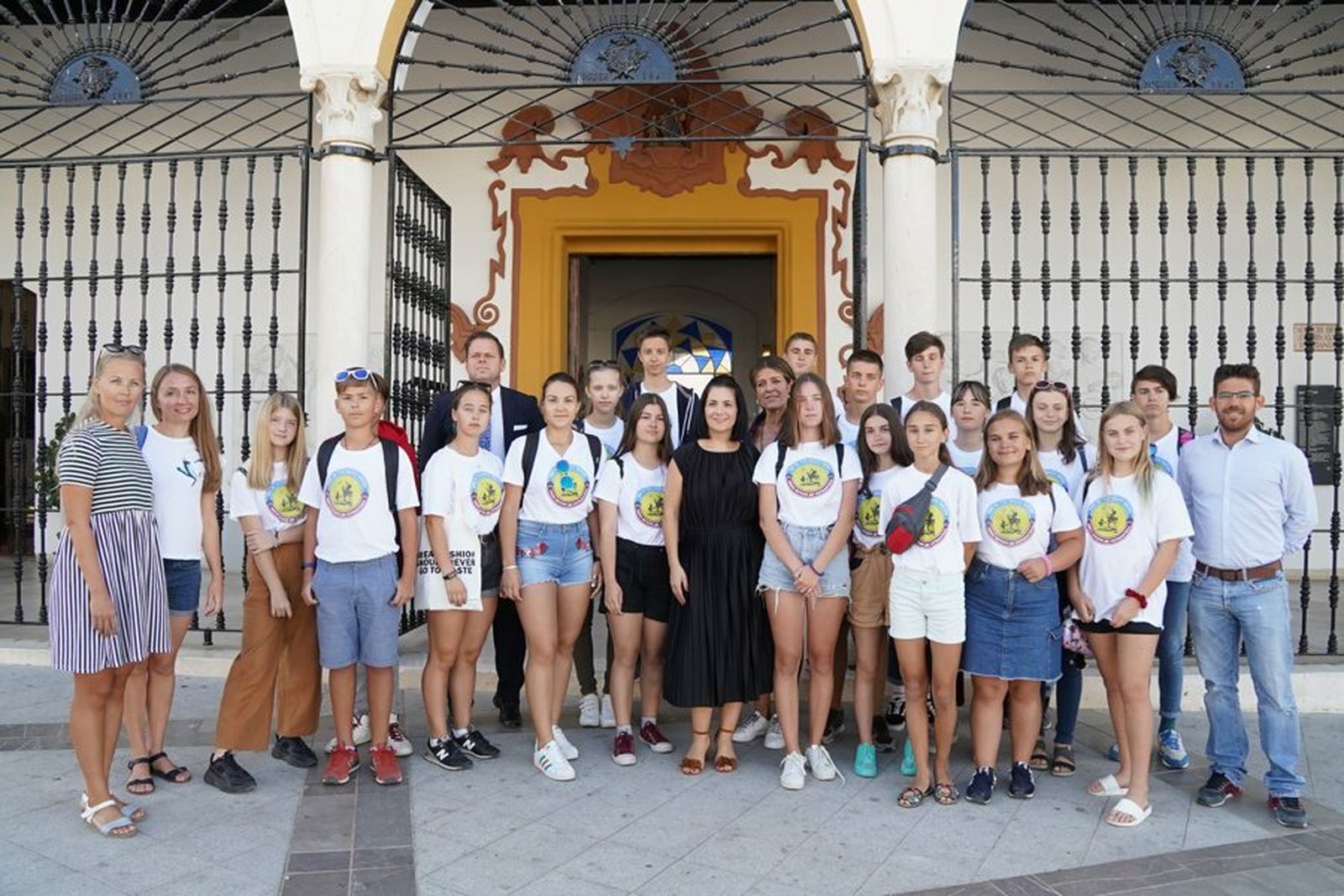 Grupo de alumnos del instituto Miguel de Cervantes de Kiev a las puertas del Ayuntamiento moguereño.