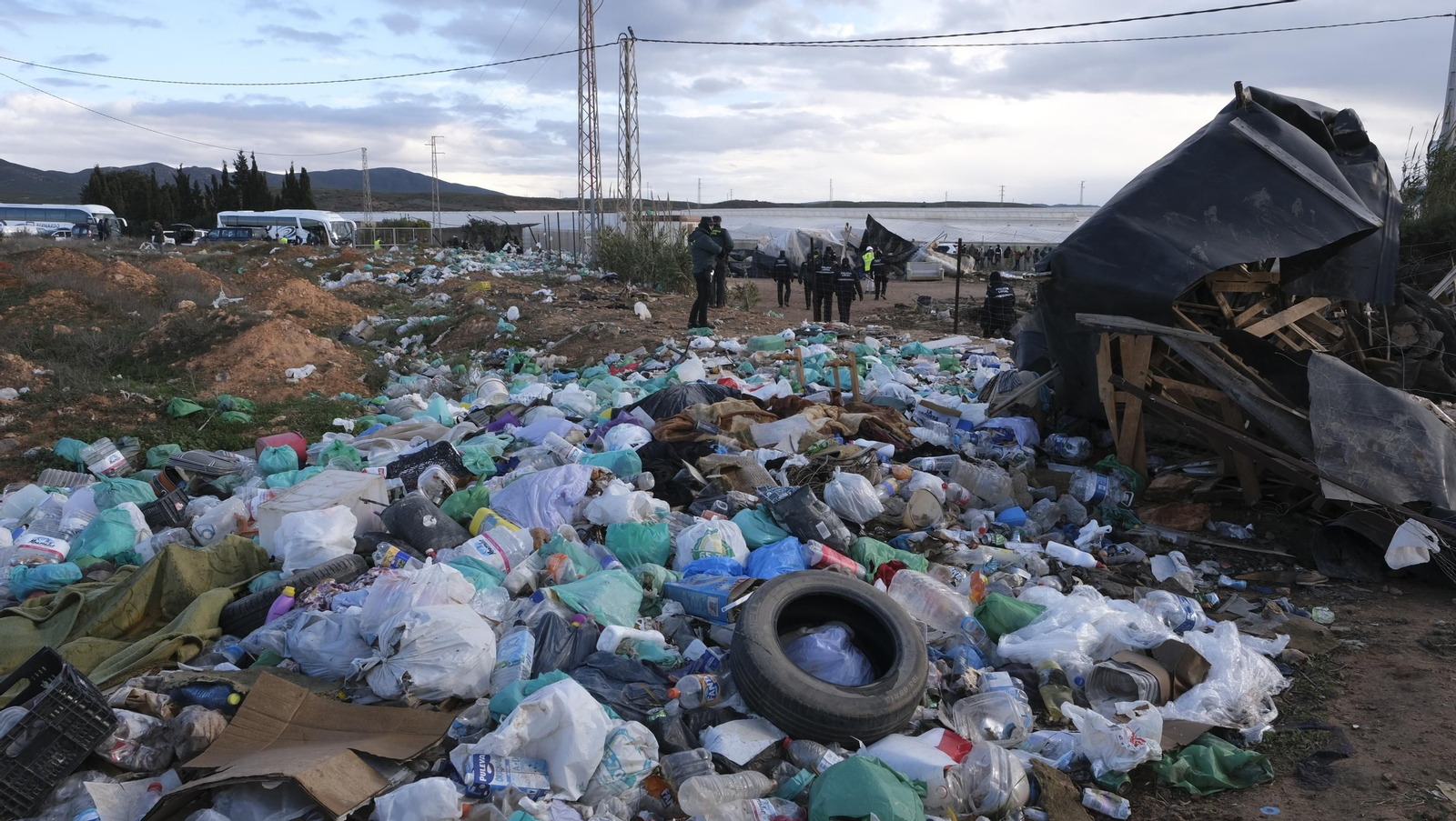 Imágenes del desalojo del asentamiento chabolista 'El Walili', en Níjar
