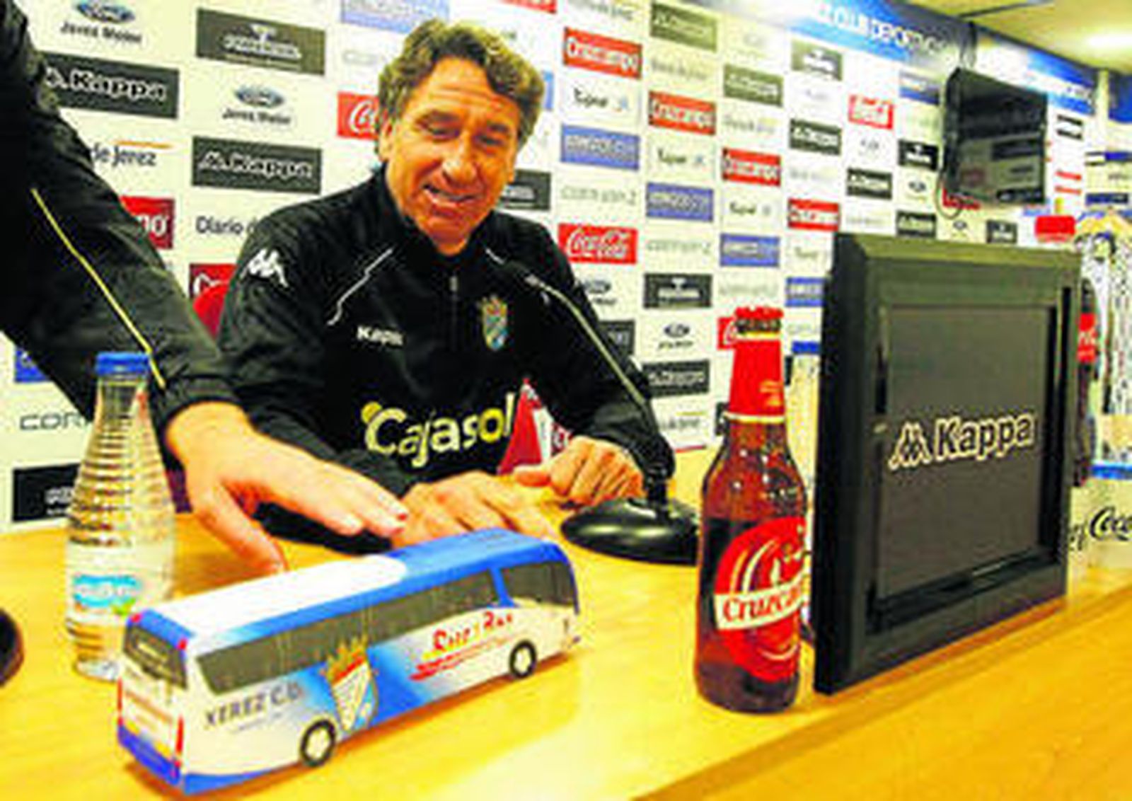 Esteban sonríe ante un recortable del autobús xerecista.