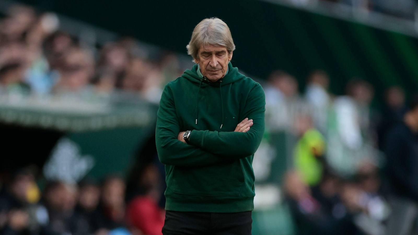 Manuel Pellegrini, pensativo, durante el encuentro del Betis frente al Girona.