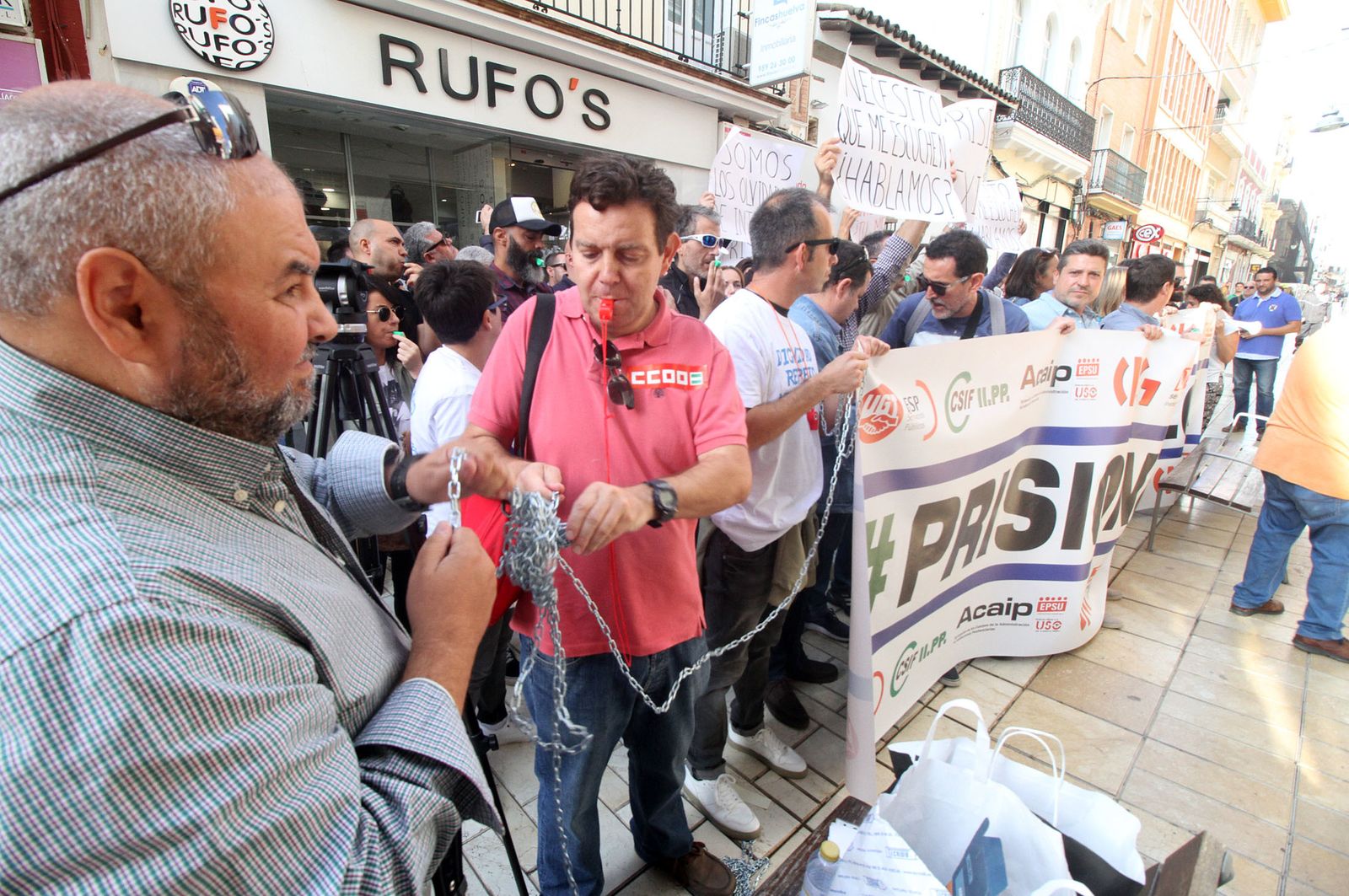 Imágenes de la concentración de funcionarios de prisión ante la subdelegación del Gobierno