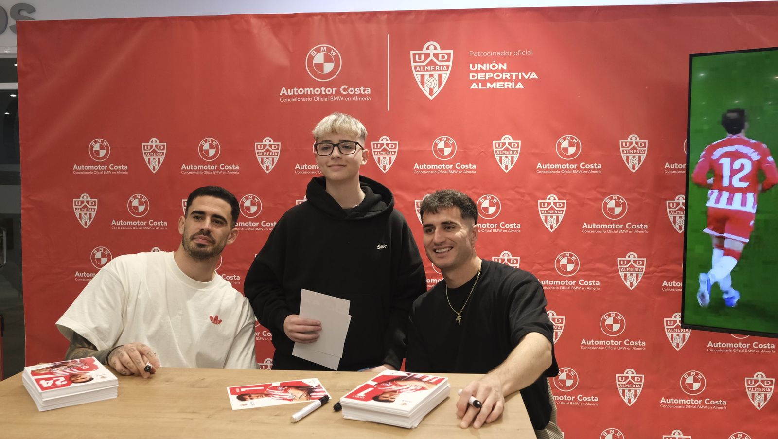 Jon Mocillo y Miguel de la Fuente firman autógrafos en Automotor Costa BMW