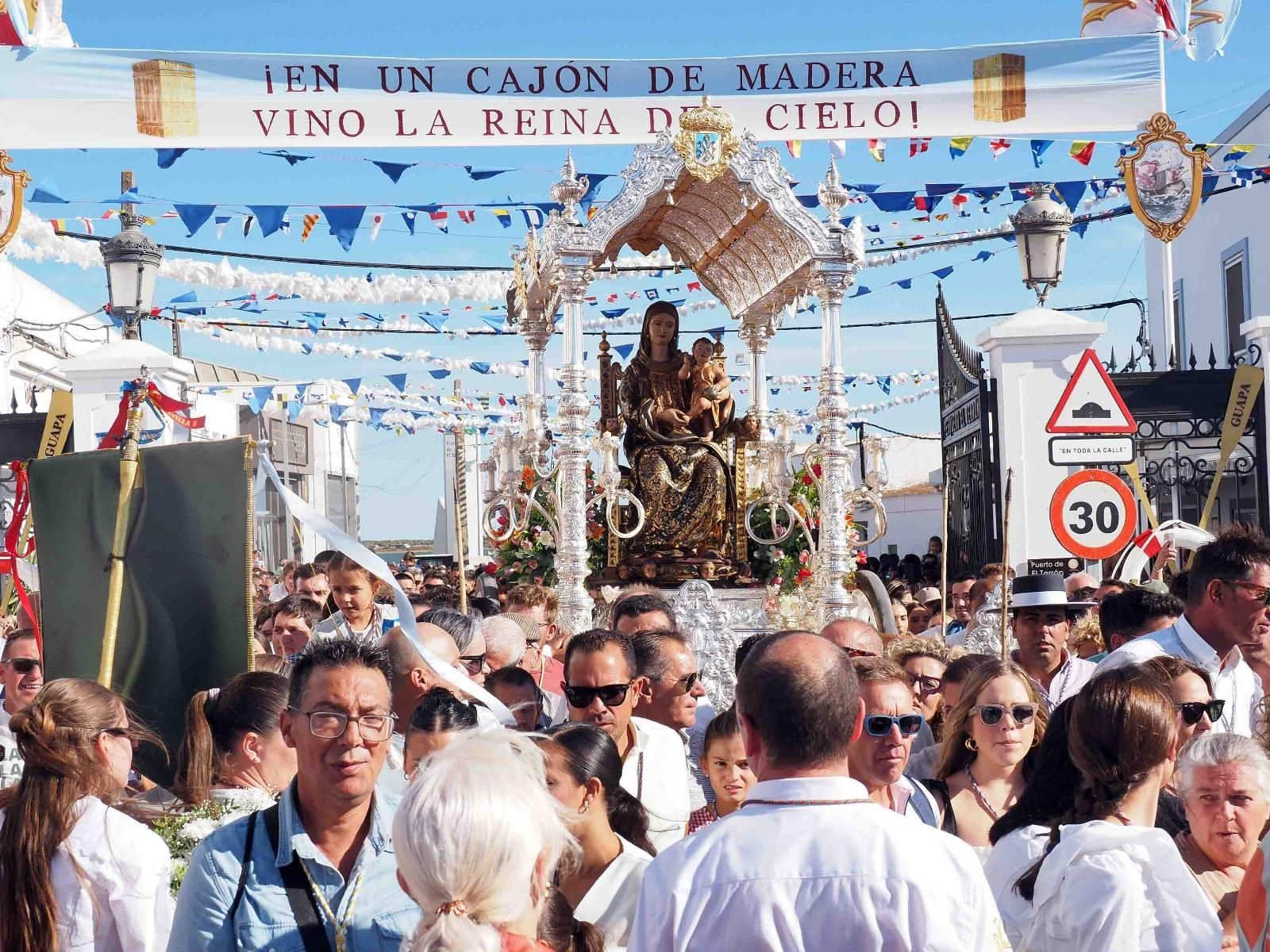 Imágenes del desembarco de la Virgen de la Bella en el Terrón de Lepe