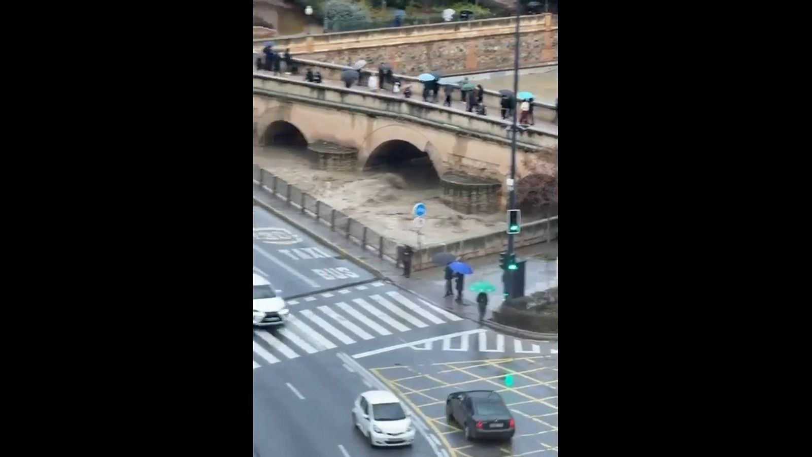 Río Genil repleto de agua a su paso por Granada capital