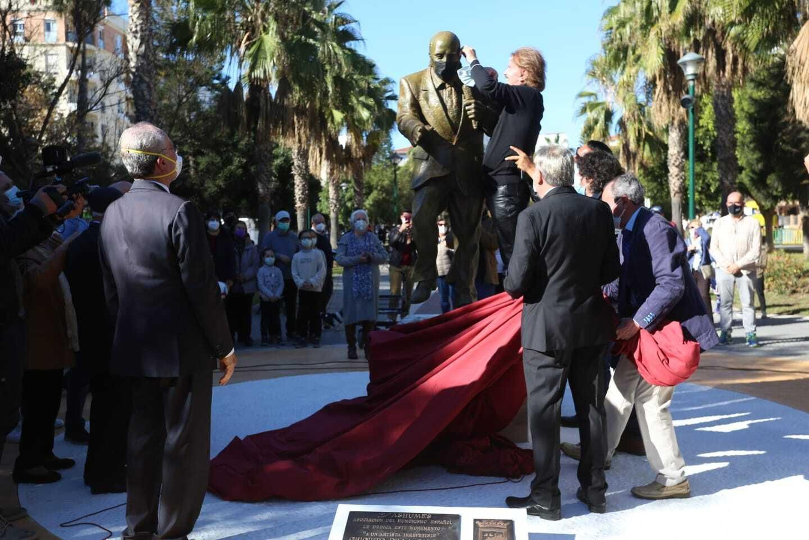El alcalde de Málaga, junto a otras personas, destapando la escultura.