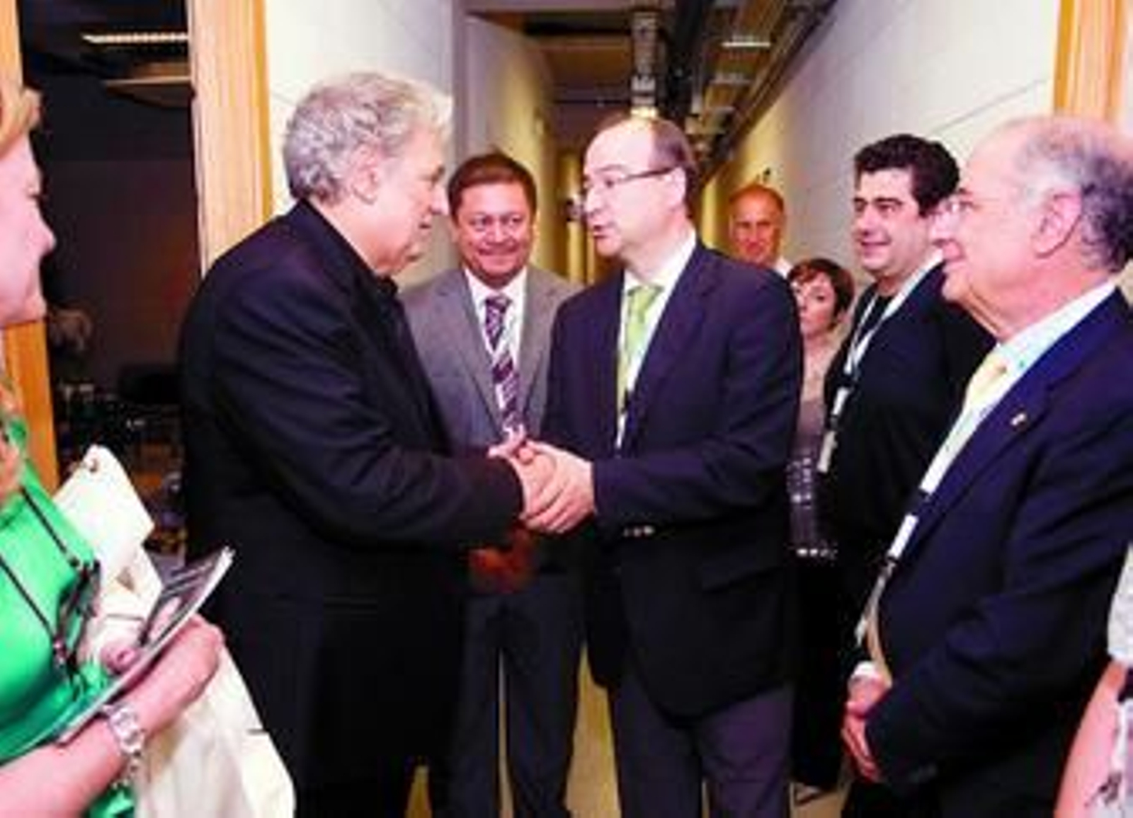 Plácido Domingo es felicitado por Rodríguez Comendador al termino del concierto.