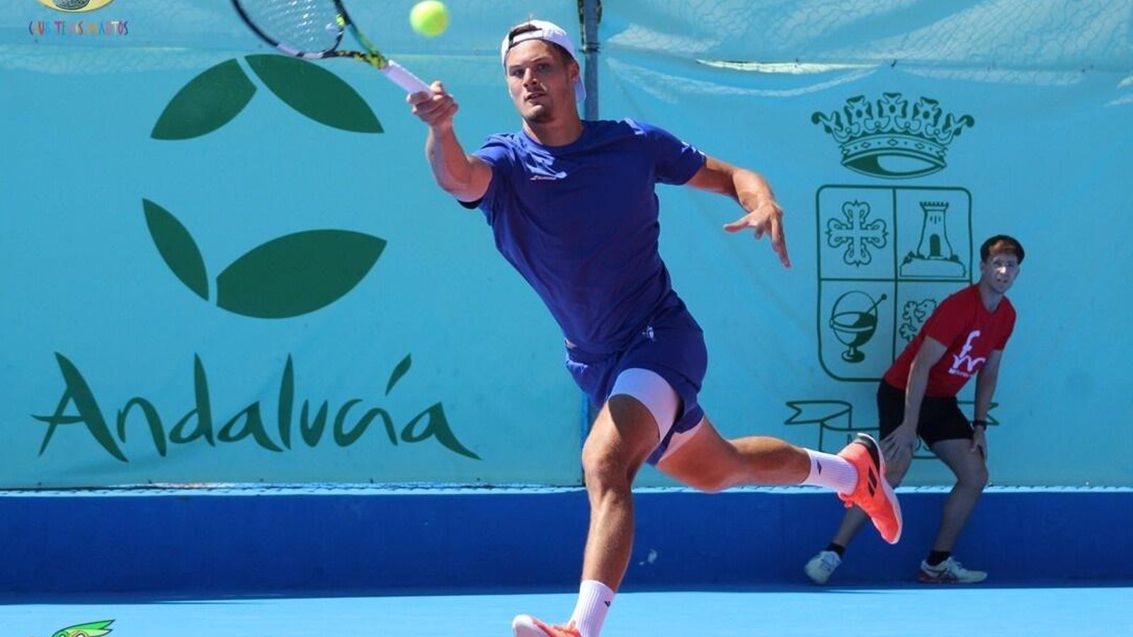 El francés Bouquier golpea en uno de los puntos de la final.