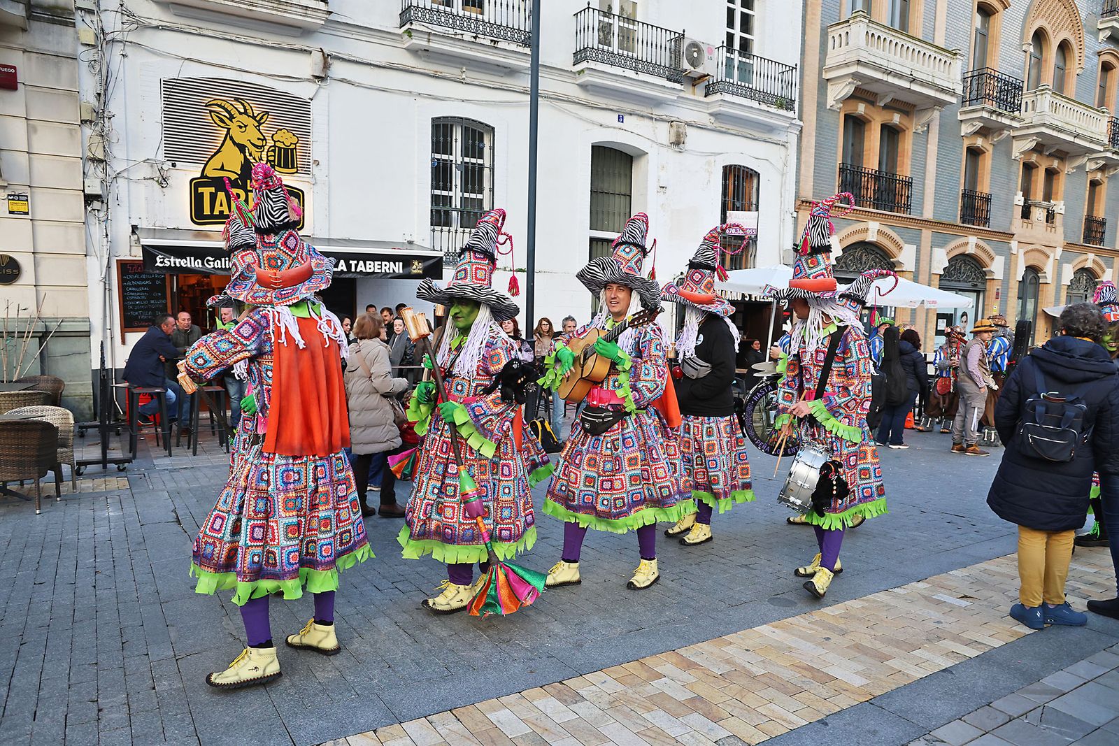 Las agrupaciones del Carnaval Colombino toman las calles del centro de Huelva
