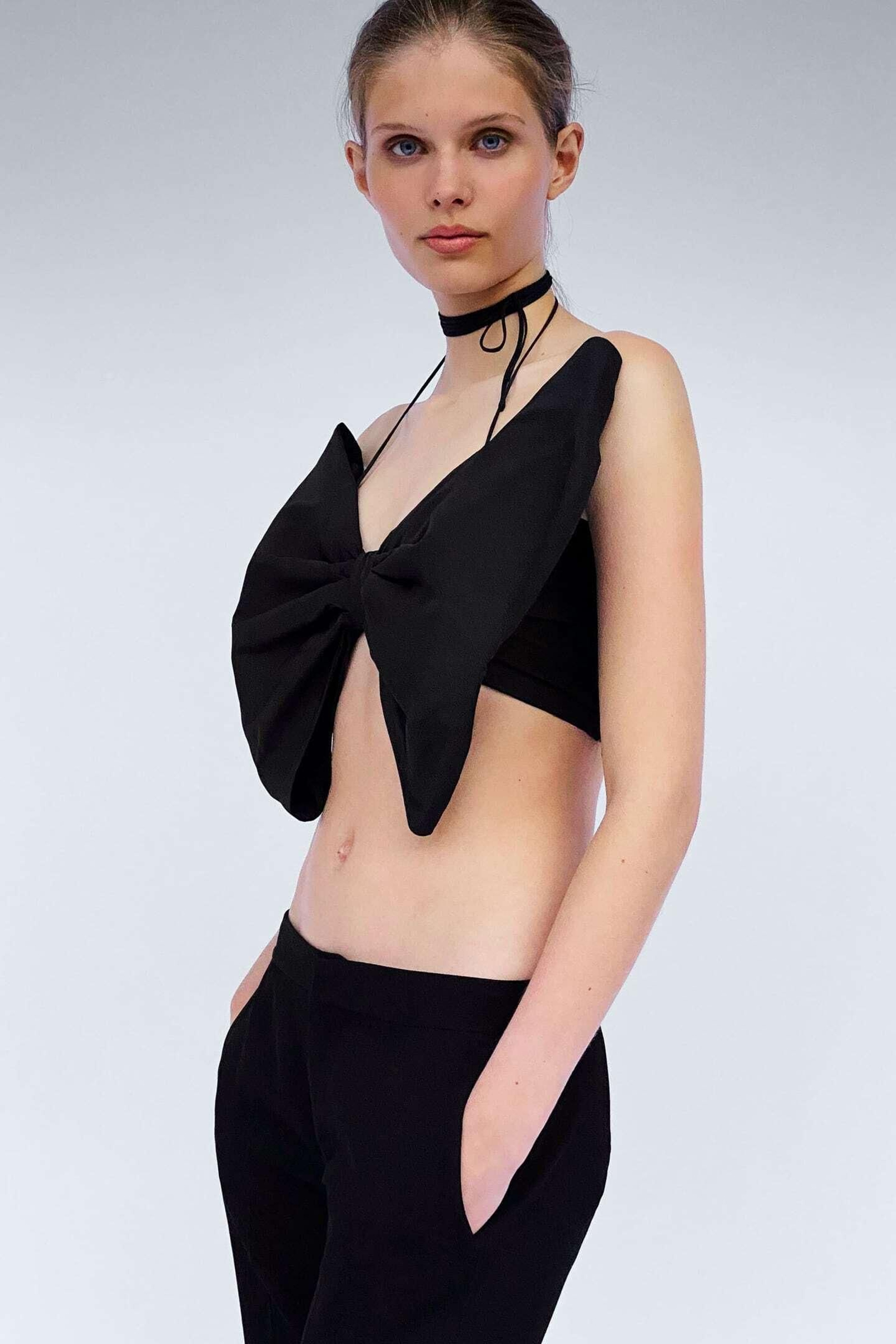 Crop top con lazada en el pecho de color negro de Zara.