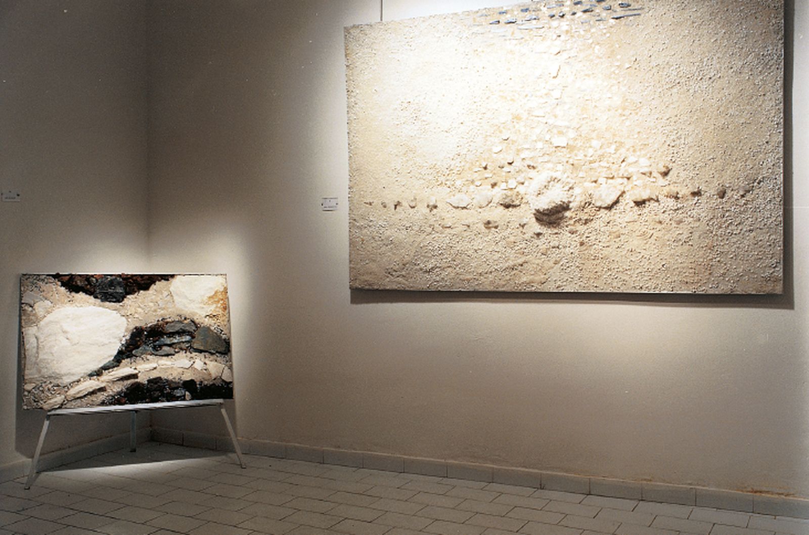 La tierra y la piedra protagonizan la colección 'Litospacios' de Juan Moral.