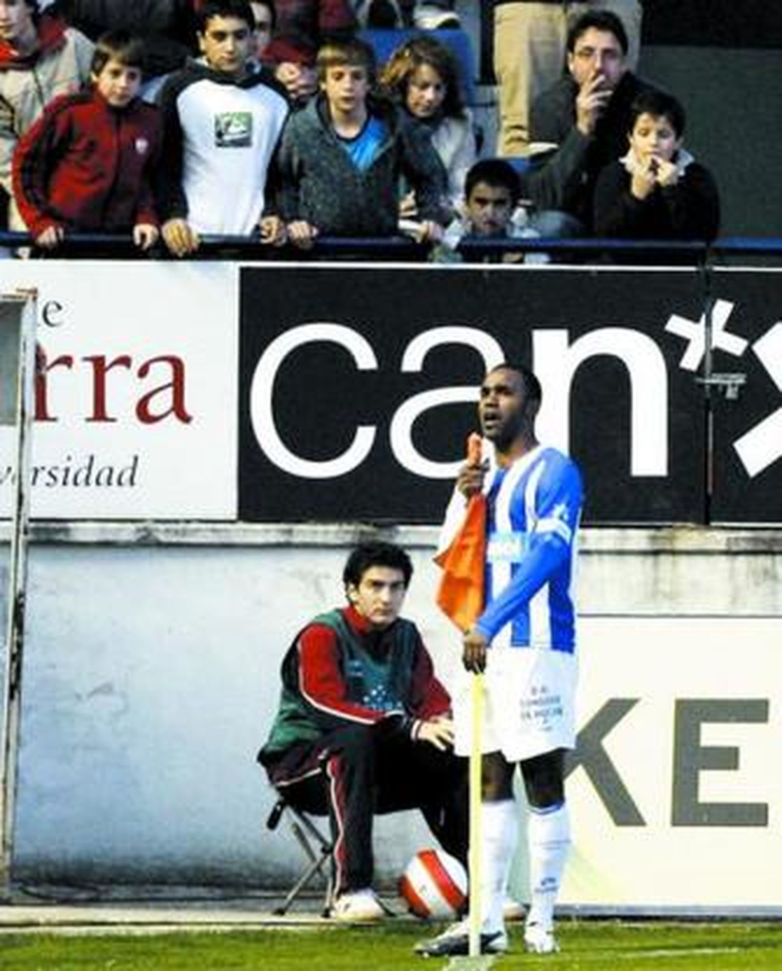 El recreativista Sinama Pongolle celebra el gol de su equipo.