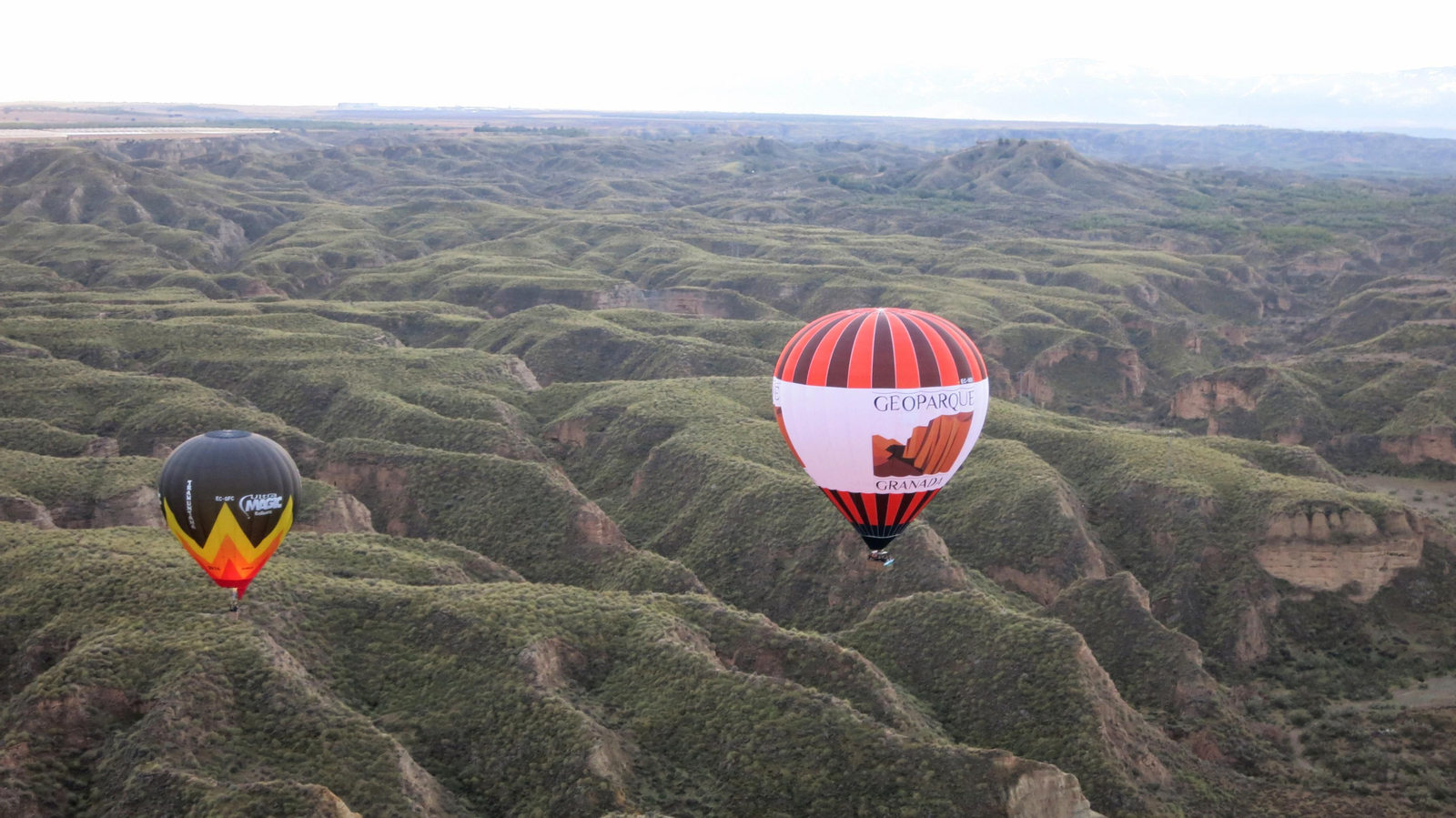 Las vistas del Geoparque de Granada desde un globo aerostático, en imágenes