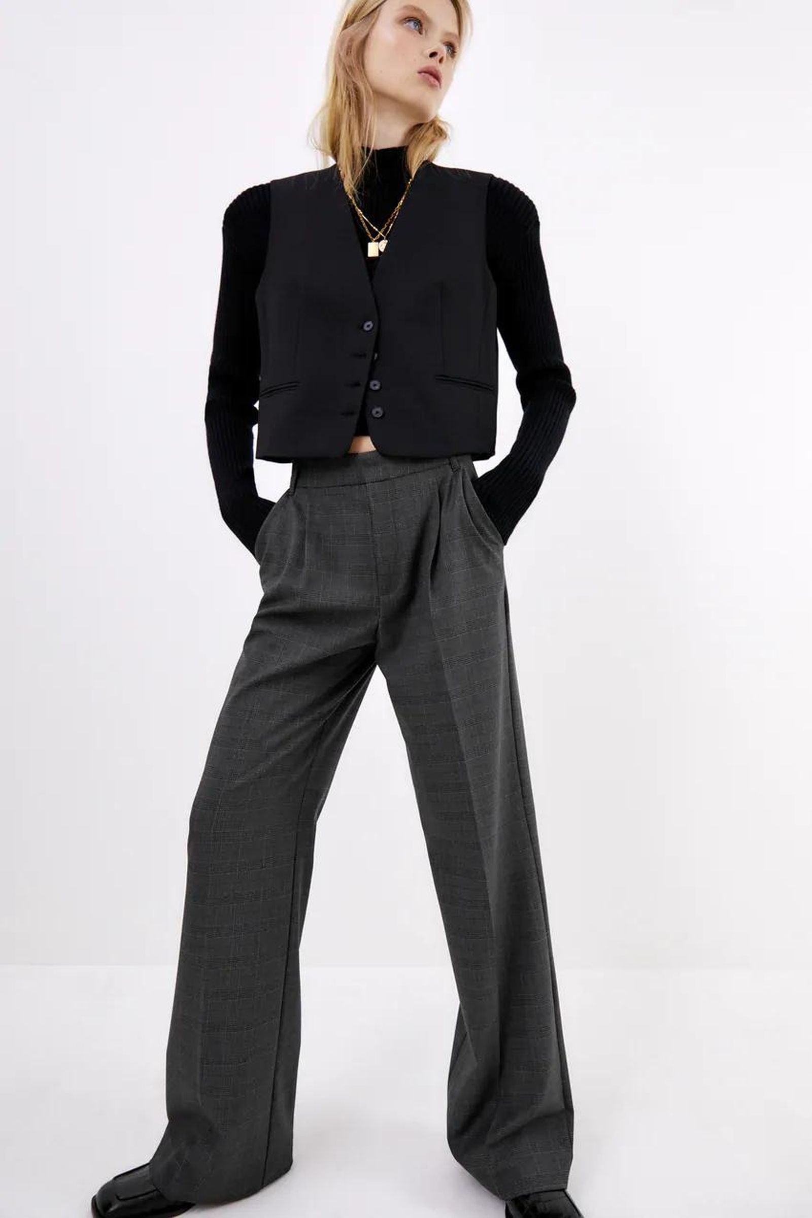 Pantalón de mezclilla gris, ahora 12,99 euros.