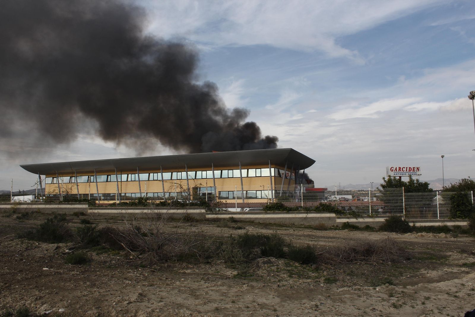 Fábrica de Garciden en Vera, durante un incendio que tuvo lugar en enero.