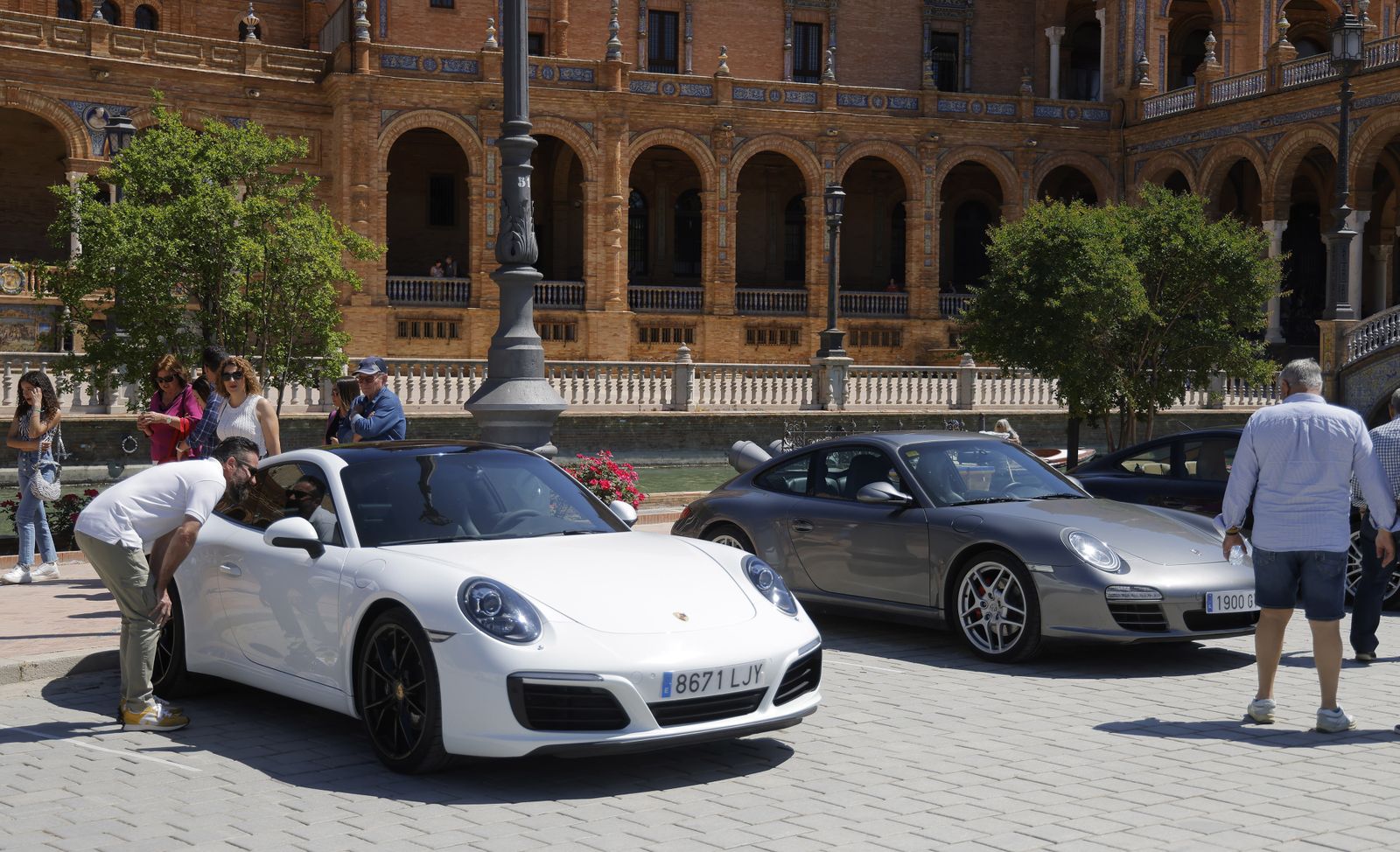 Las imágenes del 60º aniversario  del Porche 911 en la Plaza de España de Sevilla