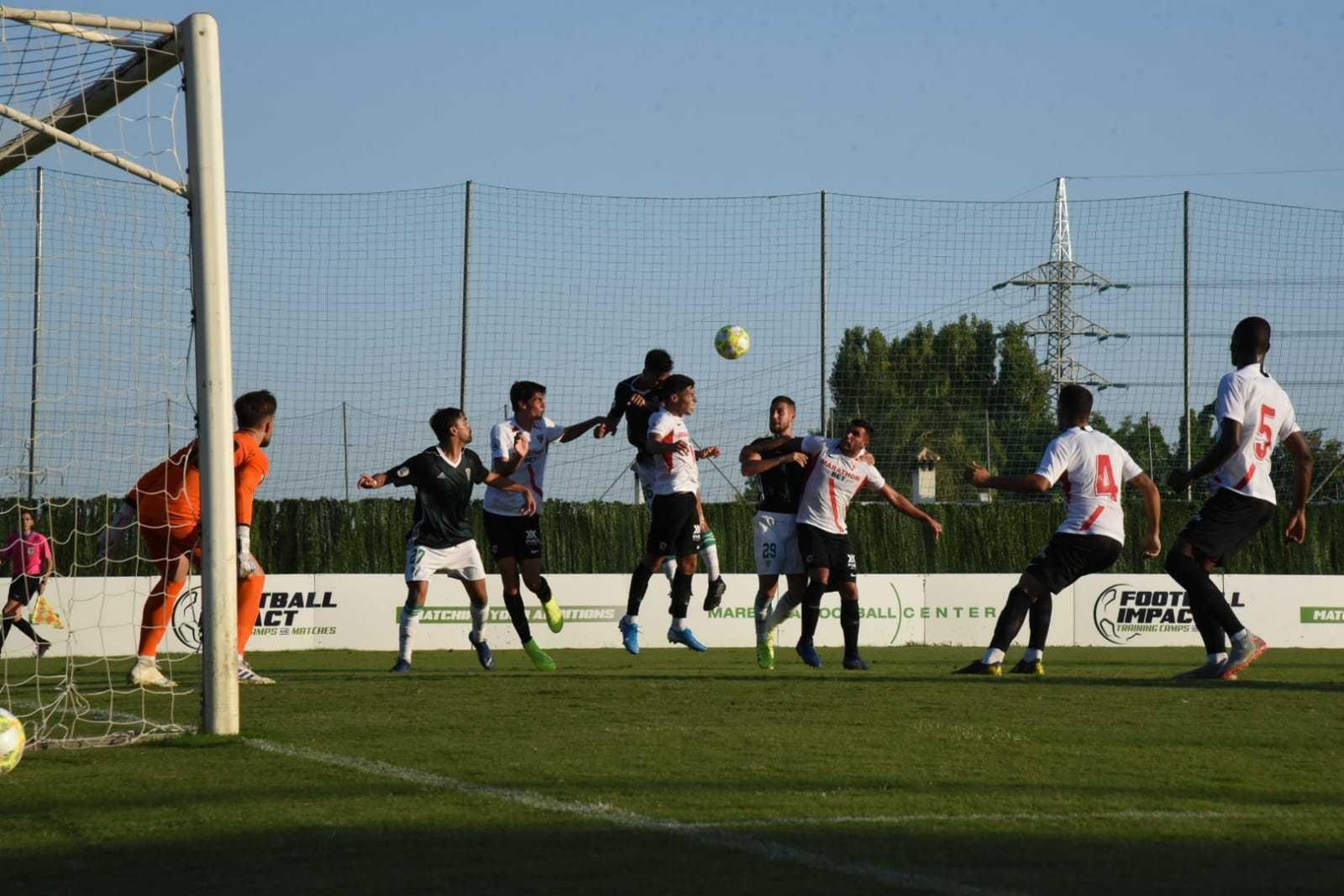 El blanquiverde Trabazo intenta rematar un balón aéreo durante el duelo ante el Sevilla Atlético.